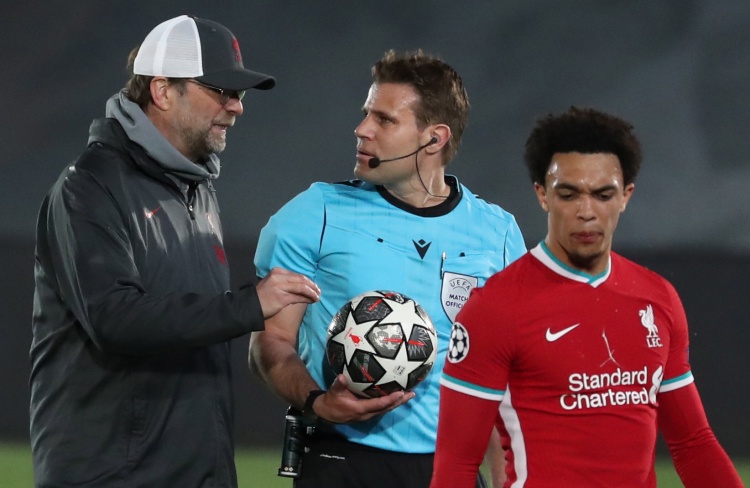 土超匪夷所思一幕：门将拉架放弃守门，对手打空门得手进球有效（土超离谱一幕：门将去拉架弃守球门，对手空门得手被判有效）