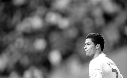 重庆球迷邀请“铁帅”李章洙吃火锅：李章洙很喜欢重庆的麻辣（重庆球迷邀“铁帅”李章洙品火锅，他坦言钟情山城麻辣）