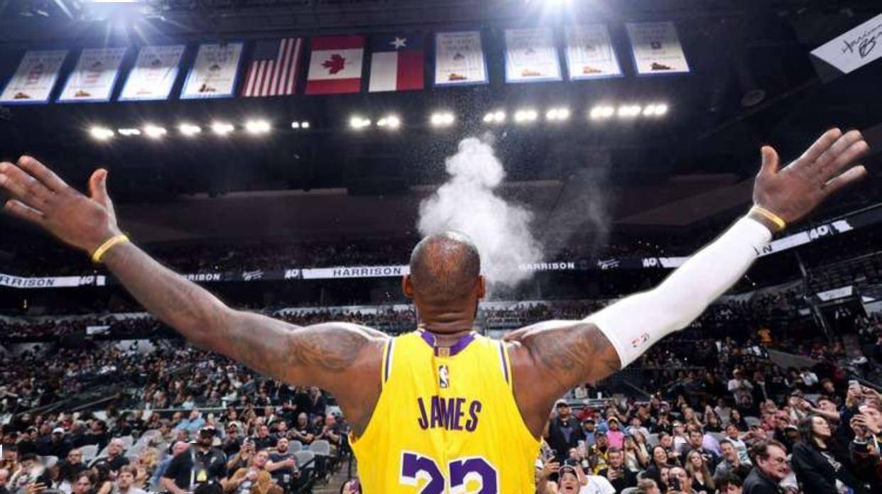 评论丨2025赛季中超联赛落幕：足球的“冷”和群众的“热”（评论丨2025中超收官：赛场遇冷，民间升温）