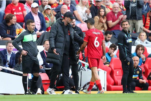 奥尼尔：东契奇没速度没爆发力但总能把对手打爆，我不懂（奥尼尔直言困惑：东契奇速度与爆发力都不占优，却总能击溃对手）