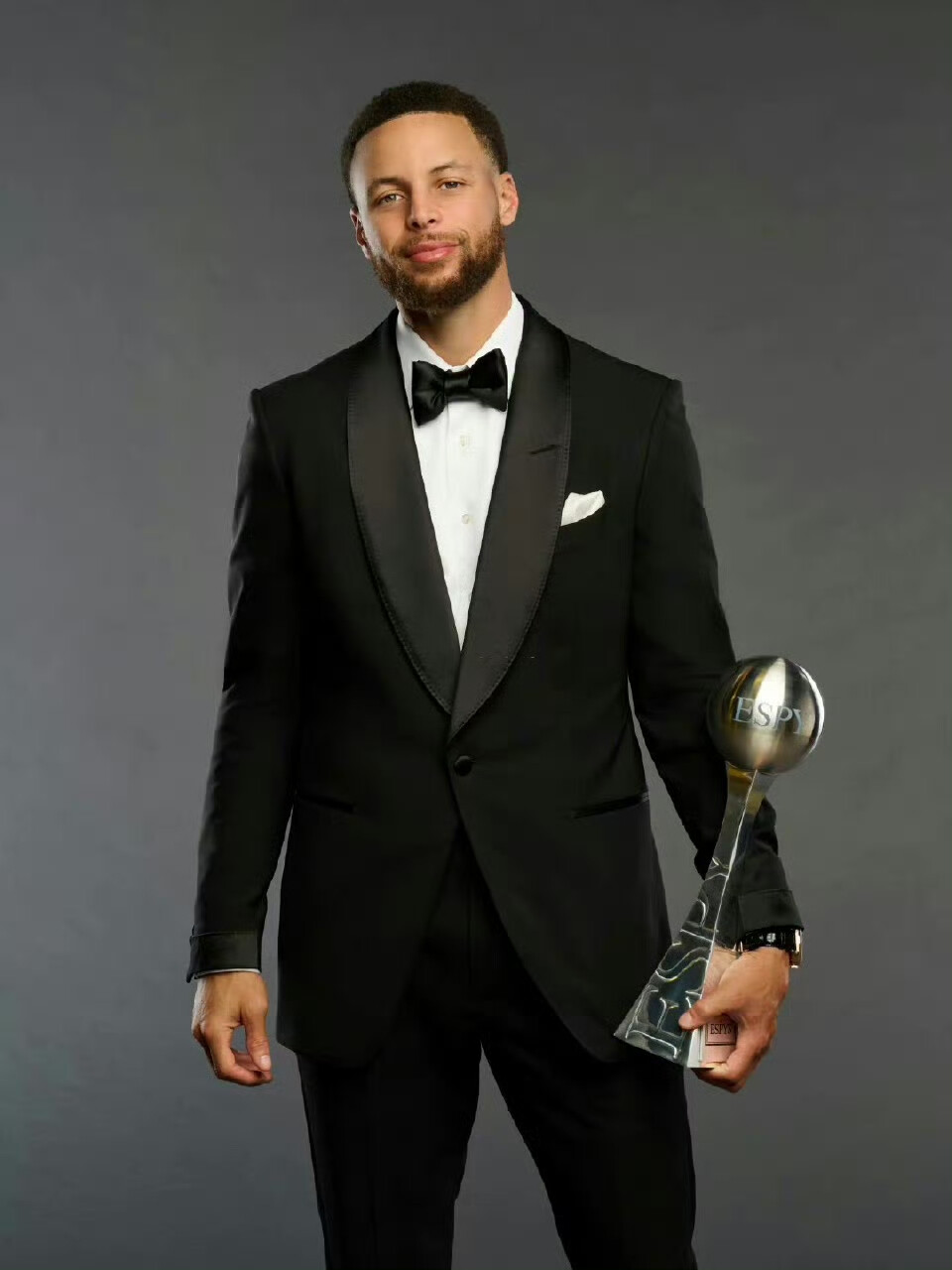 利物浦1-0皇马，麦卡利斯特一击制胜，库尔图瓦屡献神扑难救主（利物浦1-0击败皇马：麦卡利斯特制胜，库尔图瓦多次神扑仍难挽败局）