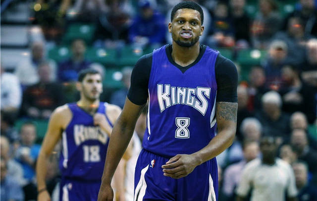 网友在梅西夜访诺坎普时偶遇他，梅西还向镜头打了招呼（夜访诺坎普的梅西被网友偶遇，并向镜头致意）